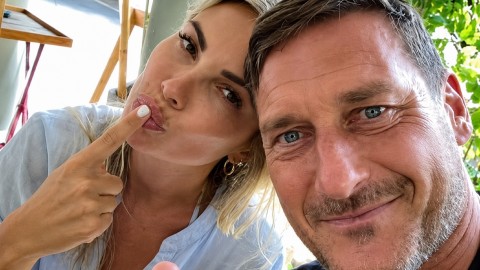 Francesco Totti, la foto a letto con la compagna Noemi Bocchi fa impazzire i Fan