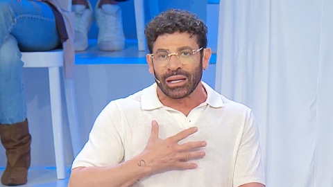 Uomini e Donne, Gianni Sperti cambia look: le Foto dell’opinionista sorprendono