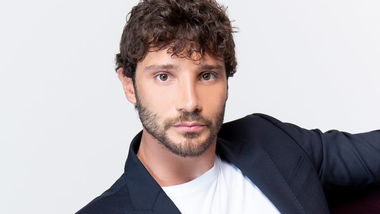 Stefano De Martino parla del figlio Santiago e dei consigli che gli dà durante l'addestramento per Sanremo 2027