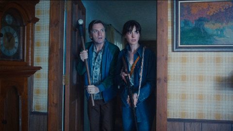 La Fine di Oak Street: Anne Hathaway e Ewan McGregor contro i dinosauri. La recensione del film