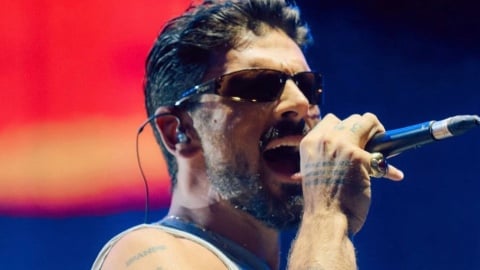 Michele Morrone canta sul palco e diventa lo zimbello del web: interviene anche Cristiano Malgioglio