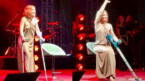 Noemi torna a cantare dopo l'incidente, sul palco con le stampelle: "Mi è mancato cantare in queste settimane"