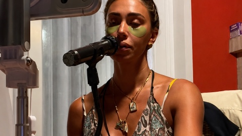 Belen Rodriguez canta con una flebo al braccio, la reazione dei social non tarda ad arrivare (VIDEO)