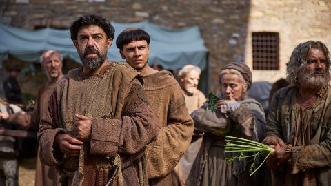 Dio ride, il frate di Favino pure, Innocenzo X molto meno. La recensione del film di Giovanni Veronesi