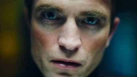 Primetime, Robert Pattinson e la sfida di imitare la voce di Chris Hansen: "Camminavo per strada e parlavo come lui"