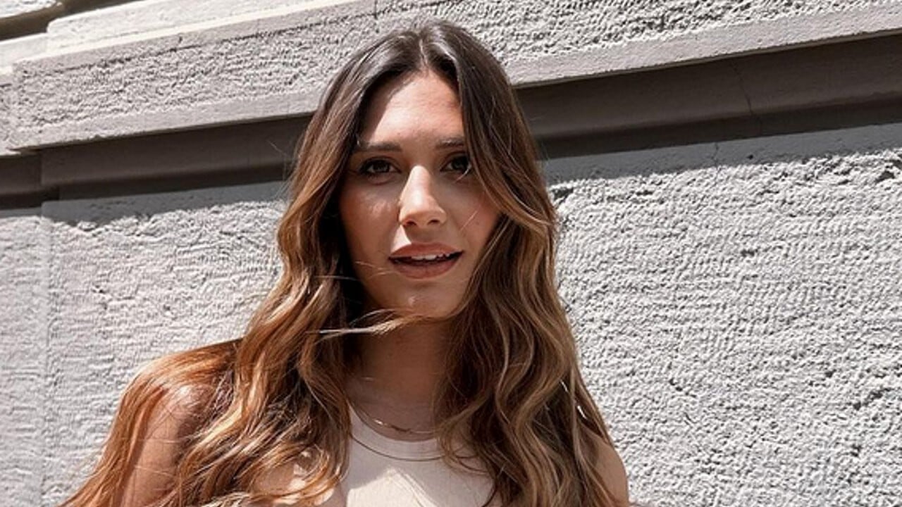Beatrice Valli e il marito Marco Fantini al Lido, con il corpo che le ha detto di fermarsi