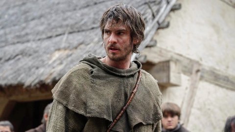 Andrew Garfield si augura che col suo nuovo film "i ricchi se la facciano addosso"