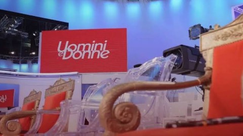 Uomini e Donne anticipazioni: Agnese e Roberto ancora ai ferri corti, Maria De Filippi costretta a intervenire