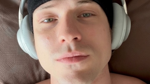 X Factor 2026, Irama in imbarazzo: una concorrente gli chiede un bacio in bocca in diretta tv