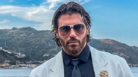 Can Yaman sul set di Bro con i suoi amici manager, lo scatto conferma che le riprese procedono