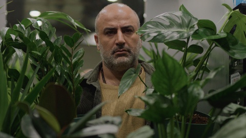 Un po' di luce, vivere in Iran sotto le bombe: la recensione del film di Ali Asgari in concorso a Venezia