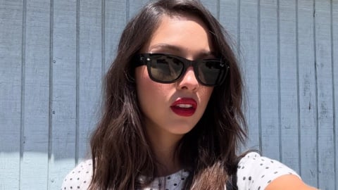 Sanremo 2027, Olivia Rodrigo corteggiata da Stefano De Martino: il presentatore fa sul serio