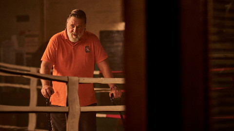 Russell Crowe rievoca le ferite del passato in una clip di Beast in anteprima esclusiva