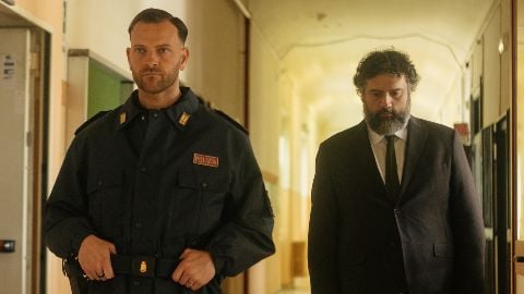 Serpenti, tutto l'assurdo dell'Italia di oggi (e di ieri). La recensione del film