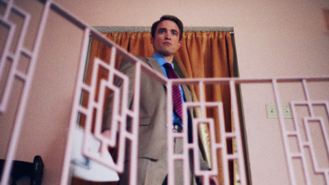 Robert Pattinson smaschera i pedofili con le telecamere nascoste: ecco un nuovo trailer di Primetime