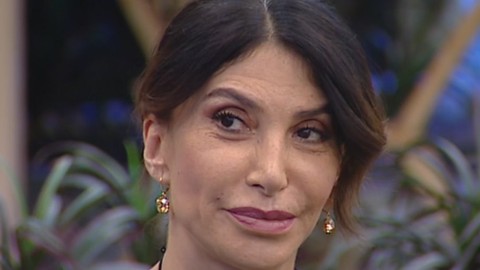 Grande Fratello Vip, Carmen Di Pietro racconta la protesi al seno esplosa in aereo: "Ho sentito un boom"