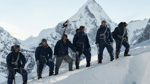 Tom Hiddleston in cima all'Everest (ma il protagonista è lo sherpa): ecco il trailer di Tenzing