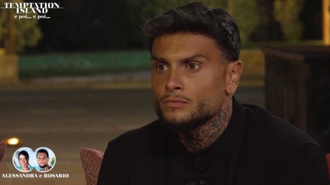 Temptation Island, Rosario Monetti contatta un’ex Miss, poi parla con un’altra ragazza mentre sta con Alessandra