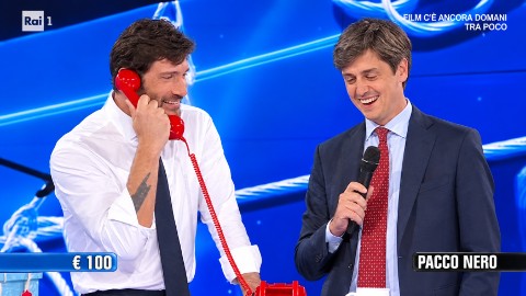 Affari Tuoi, Stefano De Martino spiazzato dal nuovo notaio: “Che bel ragazzo”. E il pubblico impazzisce