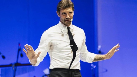 Sanremo 2027, Stefano De Martino conferma: “Le donne ci saranno ma le quote rosa mi stuccano”