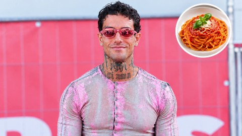Tony Effe mostra la taglia (da donna) dei suoi jeans e provoca: "Schiavi del cibo e dei carboidrati"