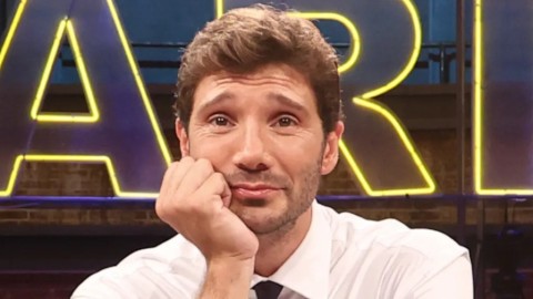 Affari Tuoi, Stefano De Martino festeggia il compleanno con una vittoria da 75mila euro