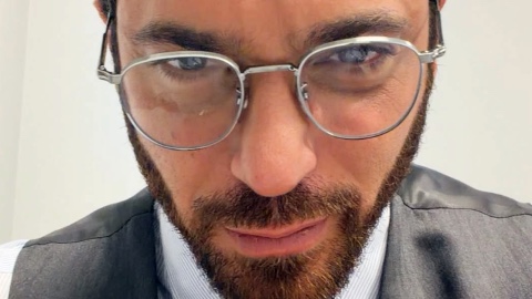 Can Yaman sfoggia l'orologio da 20mila euro sul set di Bro
