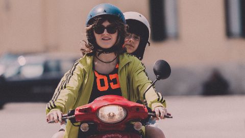 La provincia, la scuola media, i cartoni giapponesi: ecco il trailer di Caro Mondo Crudele