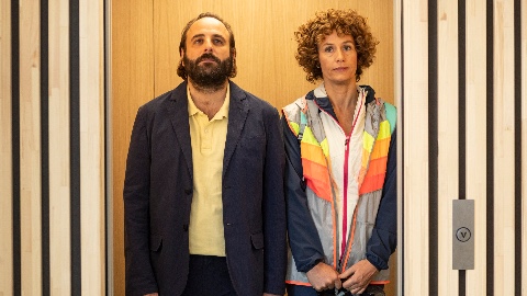 La Bambola, risate surreali con la commedia romantica in arrivo al cinema: ecco una clip in anteprima del film