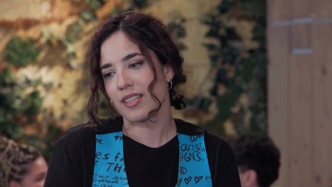 Un Posto al Sole Anticipazioni: Manuela turbata da un'inaspettata telefonata: c'entra Micaela?