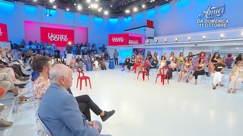 Uomini e Donne, scatta scintilla tra due ex protagonisti del Trono over: baci appassionati