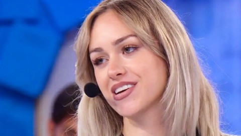 Amici 26, chi è Shari e perché Amadeus non le ha dato il banco: dal successo a Sanremo alla storia con Salmo