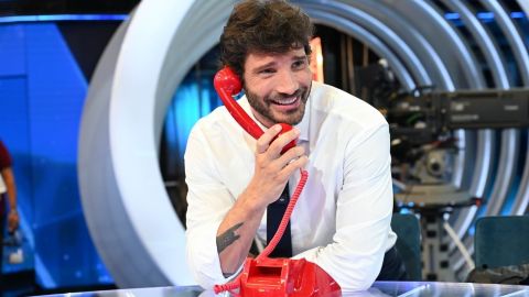 Affari Tuoi, Stefano De Martino cita Fabrizio Corona, Candela lo critica: "Ha umiliato mediaticamente l'ex moglie"