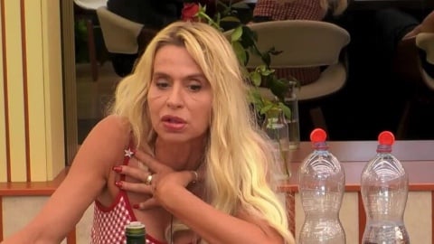 Grande Fratello Vip, Valeria Marini furiosa litiga con Giulia Provvedi poi sbotta per la mancanza di sonno