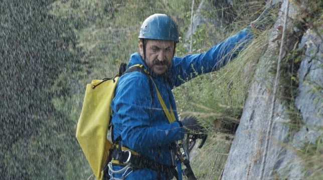 Storie sospese: recensione del film con Marco Giallini ispirato alla frana di Ripoli