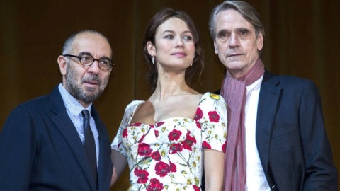 Tornatore, Irons, Kurylenko: La corrispondenza, quella tra l'amore e la tecnologia che sfida i confini del tempo