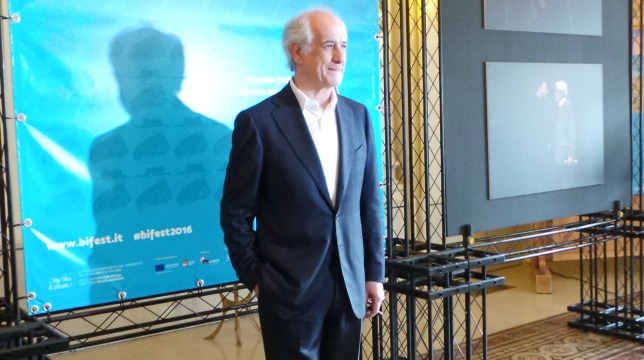 Toni Servillo a Bari: le parole preziose di un attore che si polverizza nel testo
