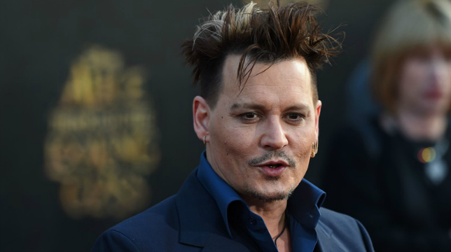 Il nuovo look di Johnny Depp all'anteprima di "Alice attraverso lo specchio".