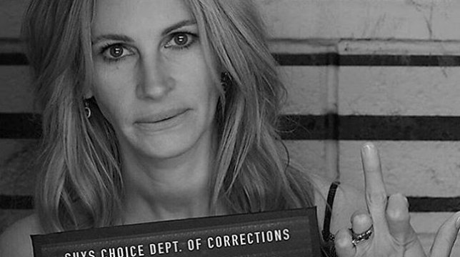Julia Roberts scatto con dito medio su Instagram