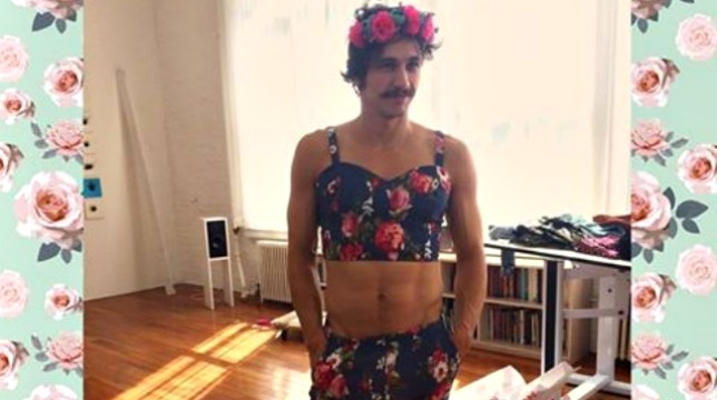 James Franco vestino sexy e floreale per l'estate