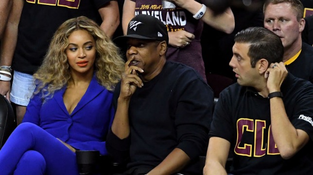 Beyoncé con Jay Z alle finali dell'Nba, si diverte con uno spettatore. Lo scatto è virale.