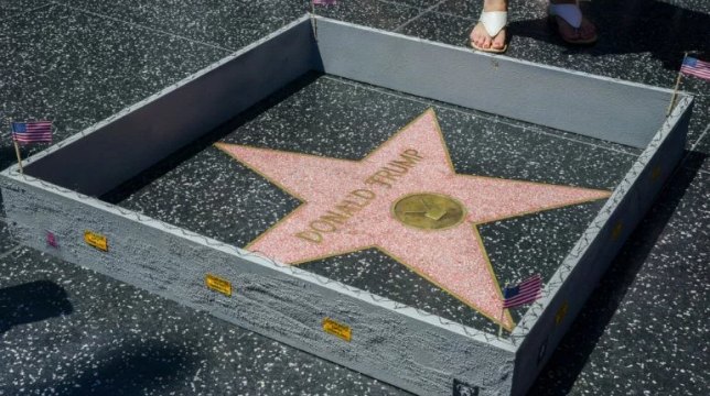 La stella di Donald Trump sulla Walk of Fame: filo spinato e recinzione