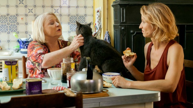 Torno da mia madre: recensione della commedia francese sulla generazione boomerang