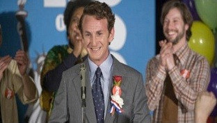 La recensione di Milk, biopic firmato da Gus Van Sant