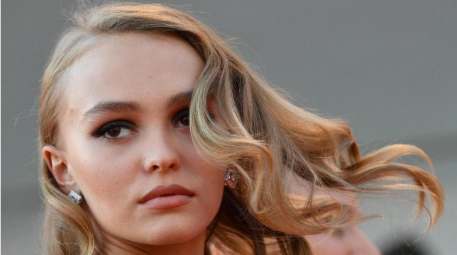 Lily-Rose, la figlia di Johnny Depp e Vanessa Paradis, conquista Venezia