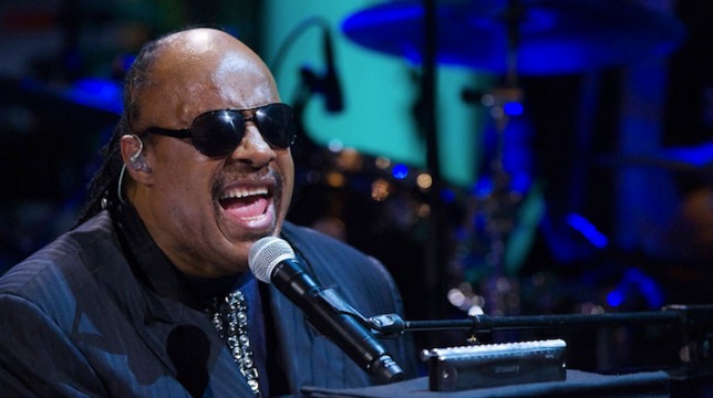 Stevie Wonder: "Votare per Trump è come chiedere a me di guidare"