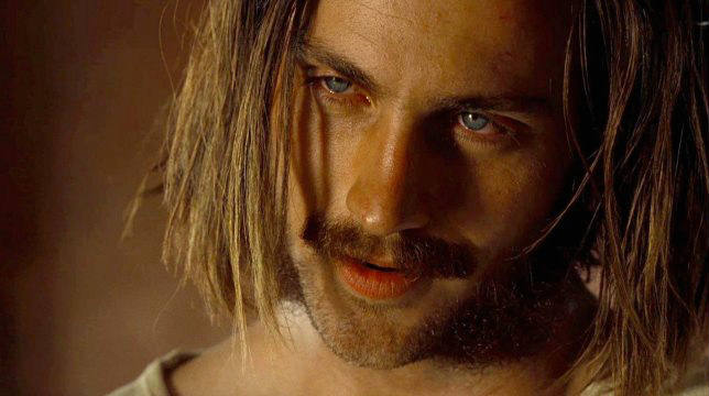 Golden Globe 2017: Tom Ford e i basettoni di Aaron Taylor-Johnson
