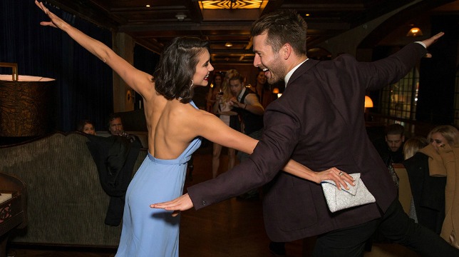 Nina Dobrev e Glen Powell amore in vista
