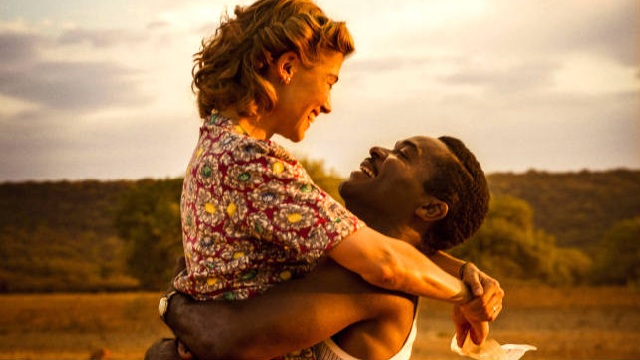 Rosamund Pike ci parla di A United Kingdom - L'amore che ha cambiato la storia