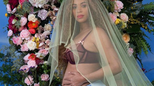 Beyoncé incinta di due gemelli: la foto su Instagram con l'annuncio